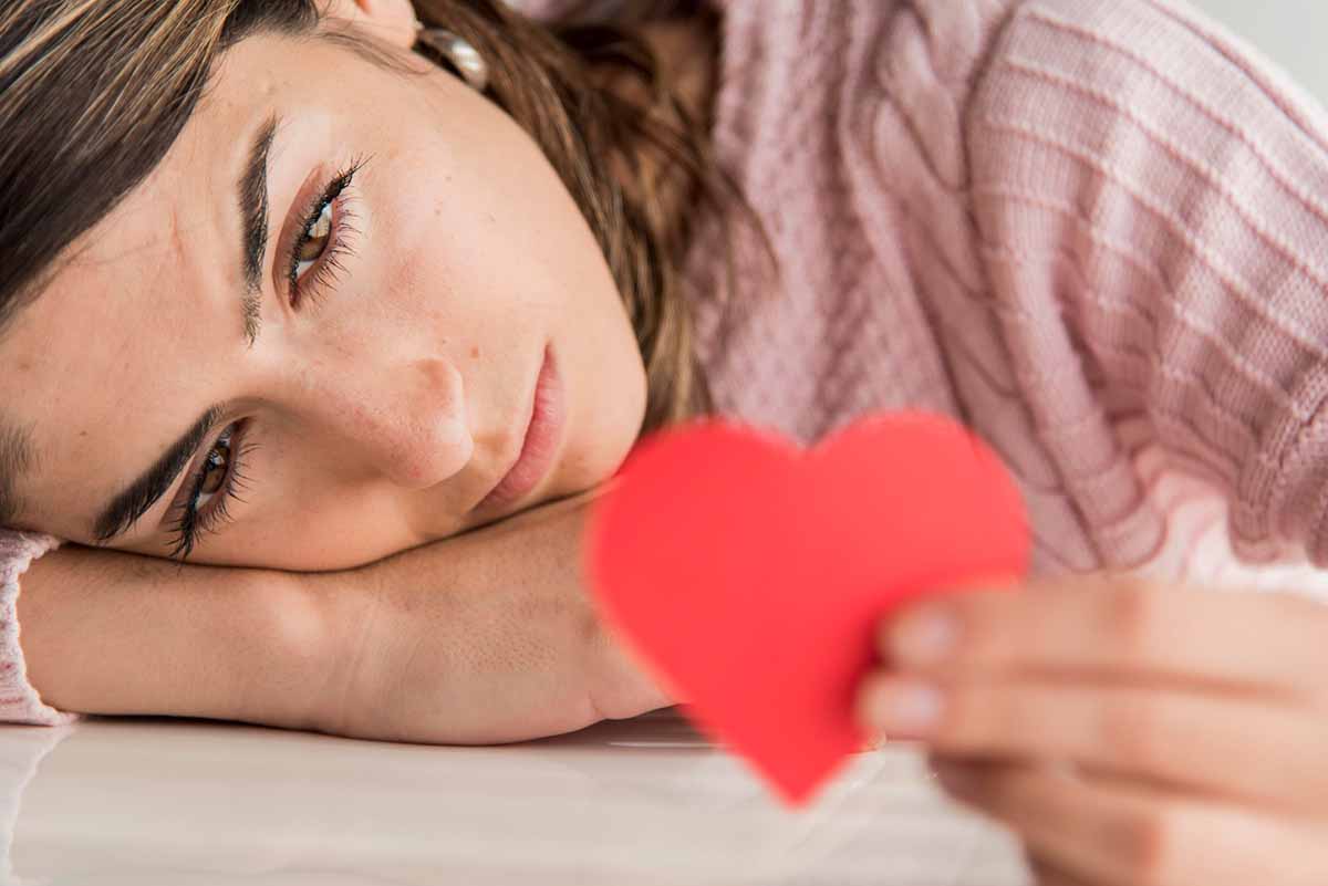 Mujer con dependencia emocional necesitando amor y ayuda psicológica en Madrid