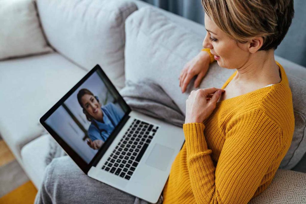Persona realizando terapia con su psicologo online en su ordenador